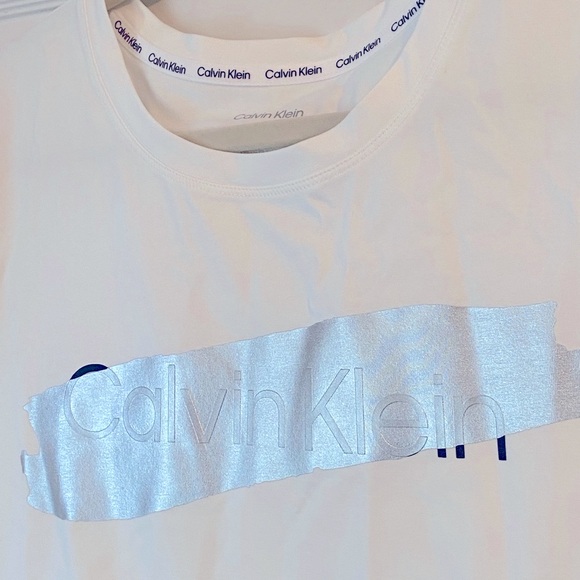 Calvin Klein Tee XL Women’s Large White Silver & Black metallic Graphic Logo NWT - Picture 4 of 9